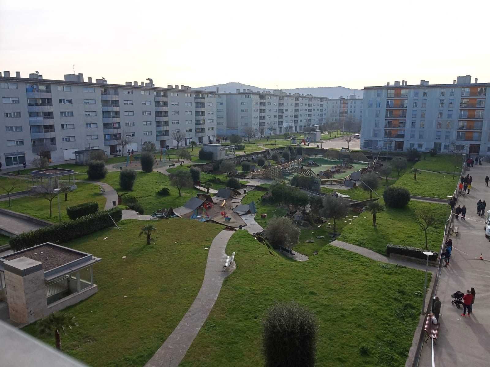 El peso de la tierra, posible causa del derrumbe del parque infantil de Santander sobre un parking