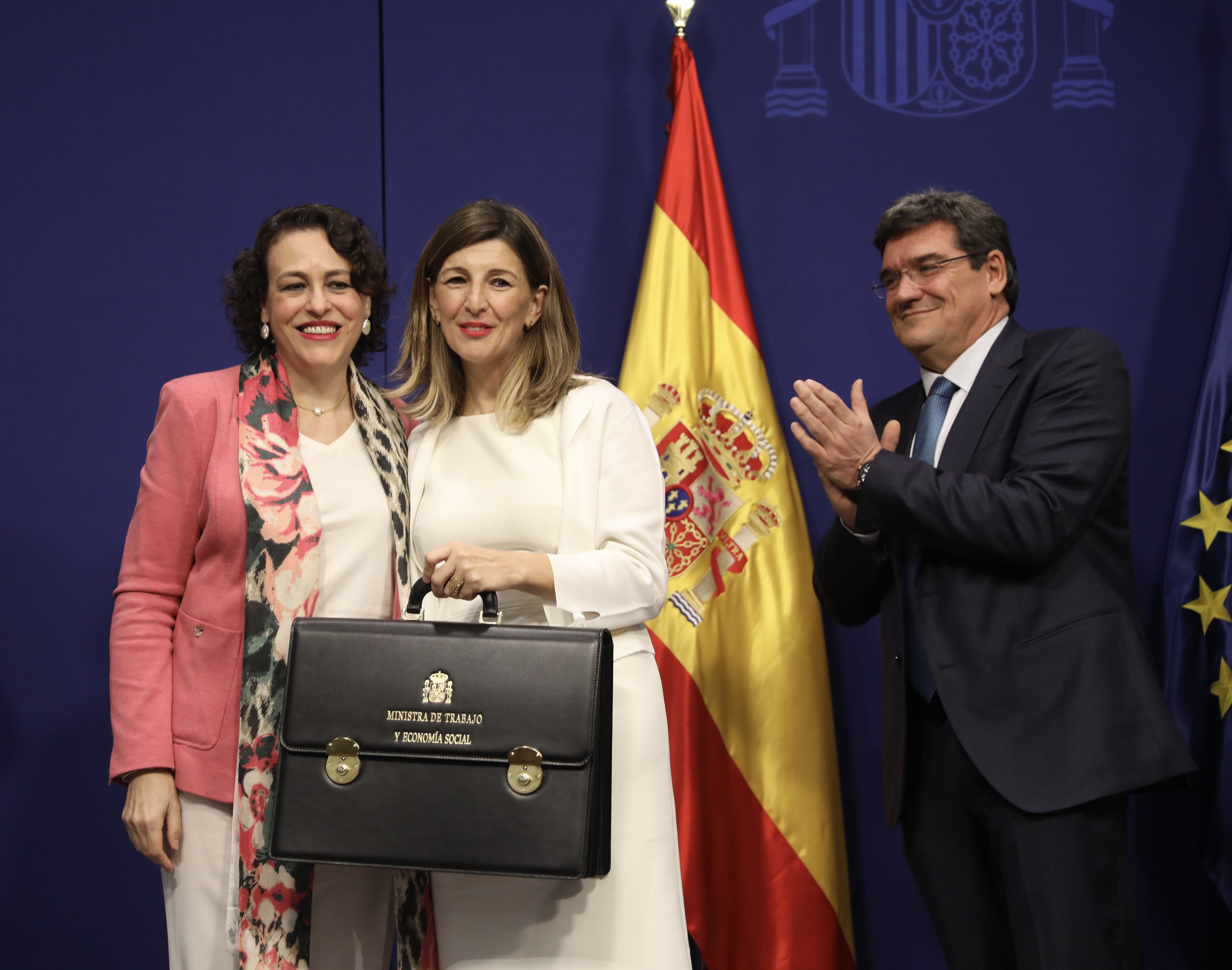 Magdalena Valerio (izq) posa junto a la nueva ministra de Trabajo Yolanda Díaz