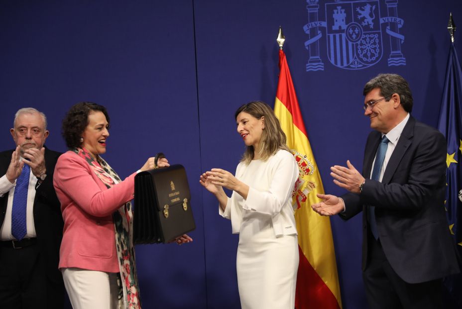 Magdalena Valerio entrega la cartera de Trabajo a Yolanda Díaz