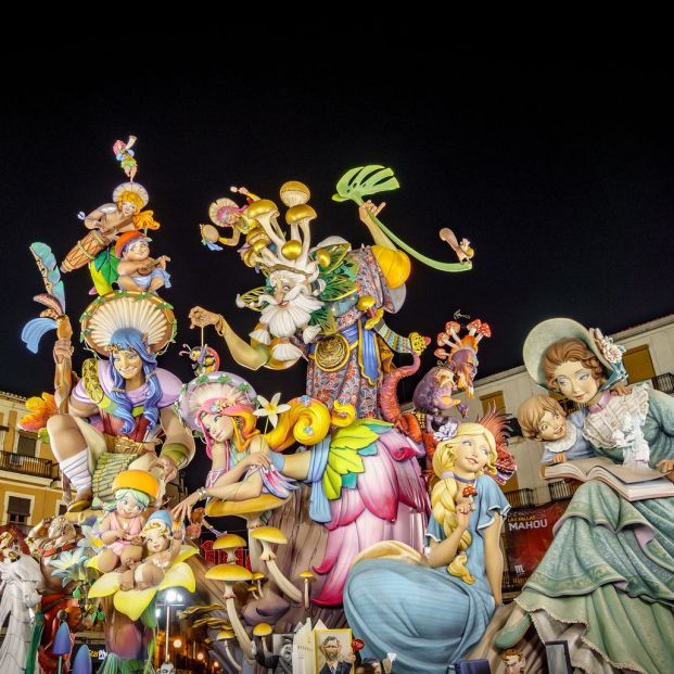 Seis actividades que no puedes perderte en tu visita a Las Fallas de Valencia (big stock)