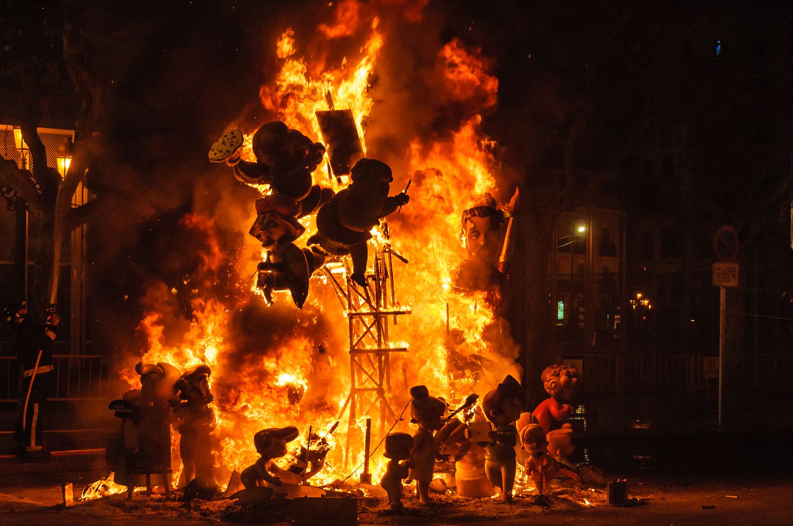 Seis actividades que no puedes perderte en tu visita a Las Fallas de Valencia (Bigstock)