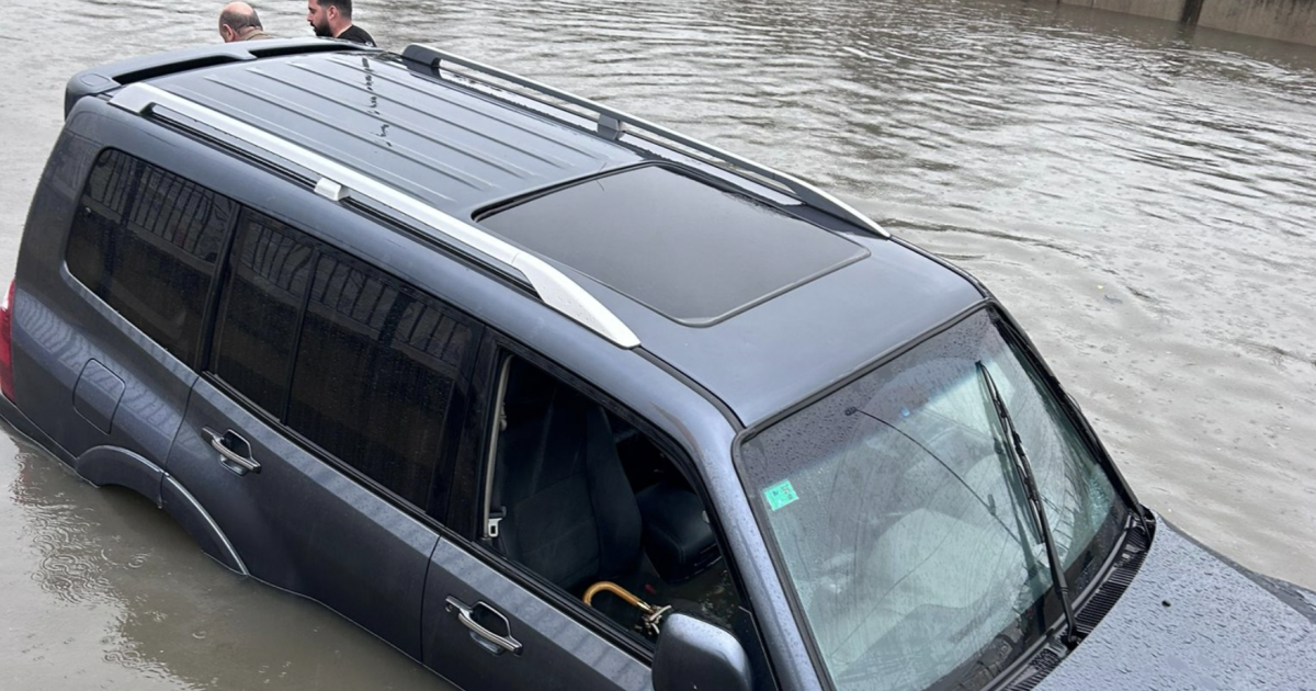 VÍDEO: Rescata de su coche a un mayor atrapado por el agua