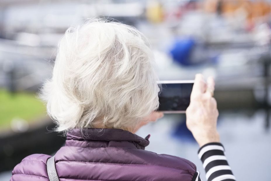 Como cuidar la higiene postural al usar el teléfono móvil y prevenir dolores cervicales