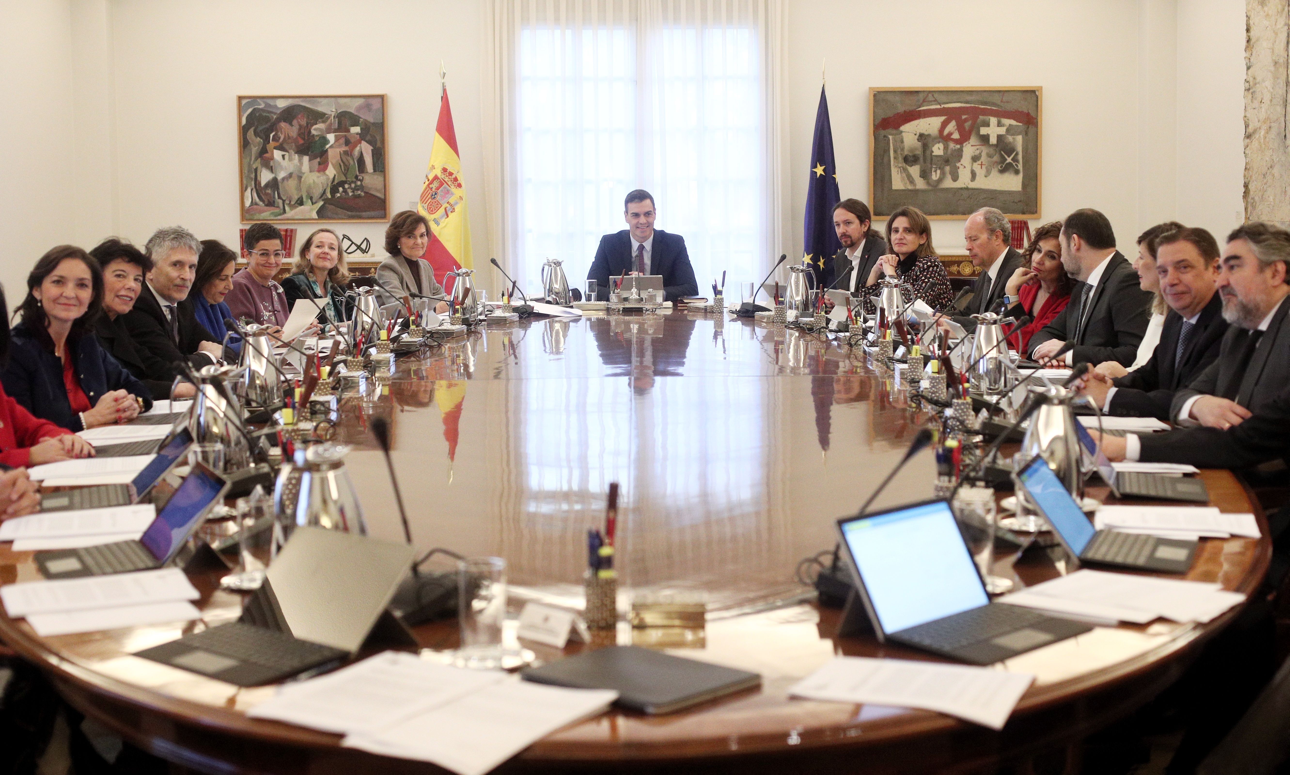 Sala de reuniones de La Moncloa durante el primer consejo de ministros del Gobierno de coalición del PSOE y UP. Las pensiones suben 0,9%  pero UDP pide asegurar sostenibilidad y mantenimiento poder adquisitivo