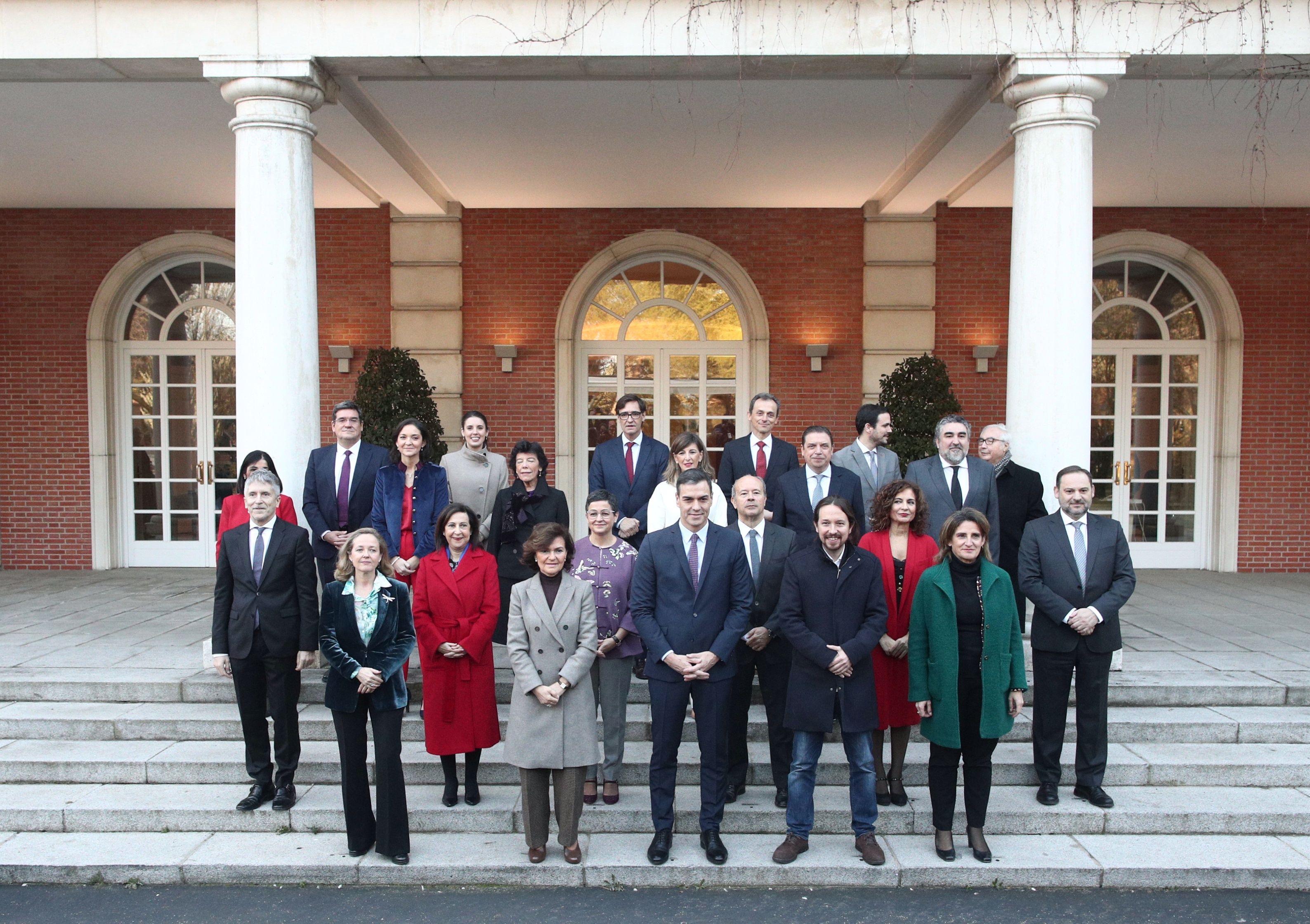 Foto de familia del presidente los cuatro vicepresidentes y de los 18 ministros que componen el Gobierno de coalición del PSOE y Unidas Podemos en la XIV Legislatura antes de la celebración de la primera reunión del c