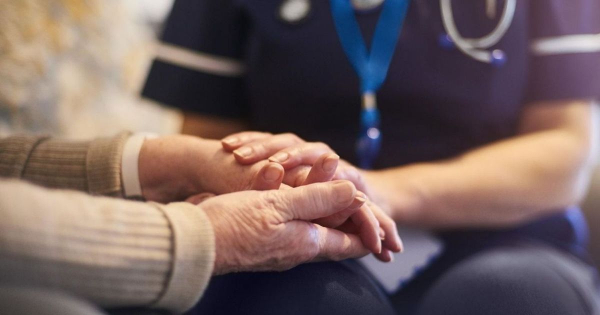 Las personas mayores que viven solas acuden más al médico
