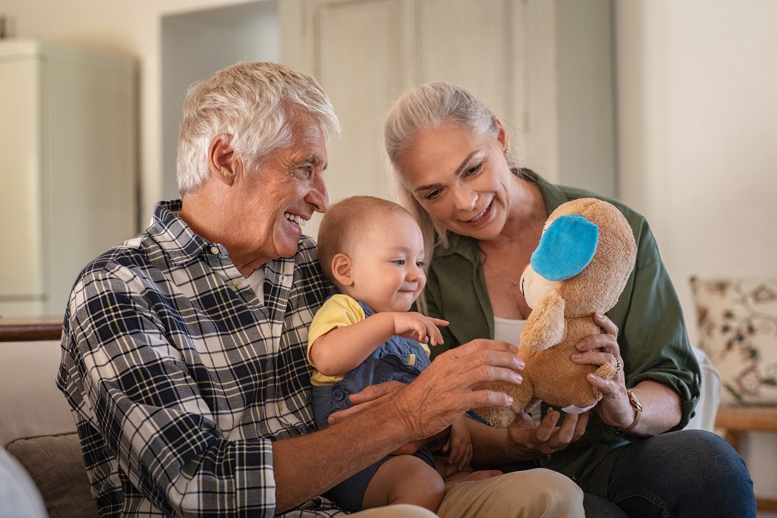 Una madre prohíbe a los abuelos de su hija besarla y abrazarla sin su consentimiento