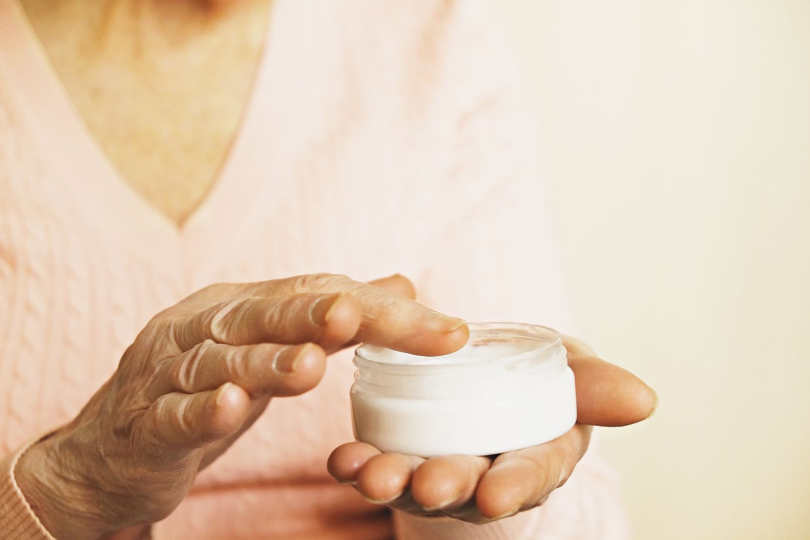 Cuidado con el uso de algunas cremas y cosméticos: podrían provocar erupciones y lesiones cutáneas