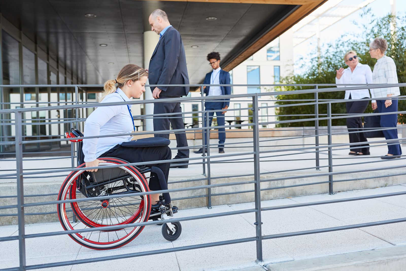 Escaleras rampa para silla de ruedas fotografías e imágenes de