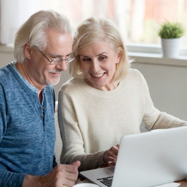 Pareja de mayores buscando ofertas en internet