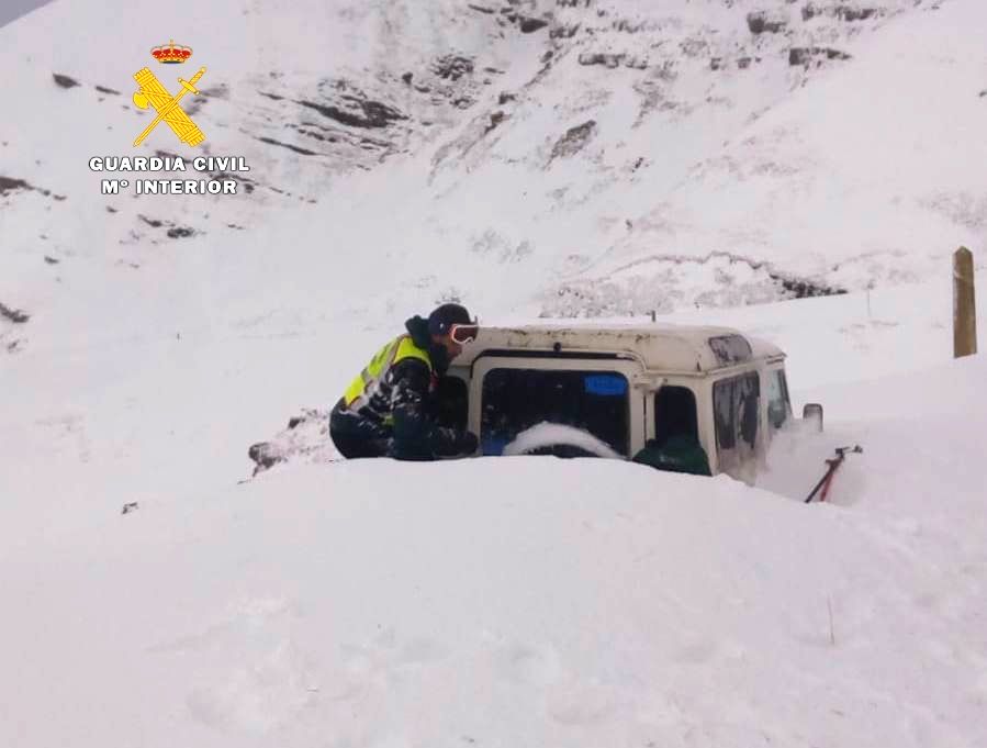 La Guardia Civil difunde 9 pasos a seguir si te quedas atrapado en el coche por la nieve