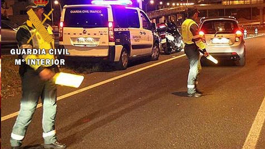 Guardias civiles practicando controles de alcoholemia. Foto EuropaPress