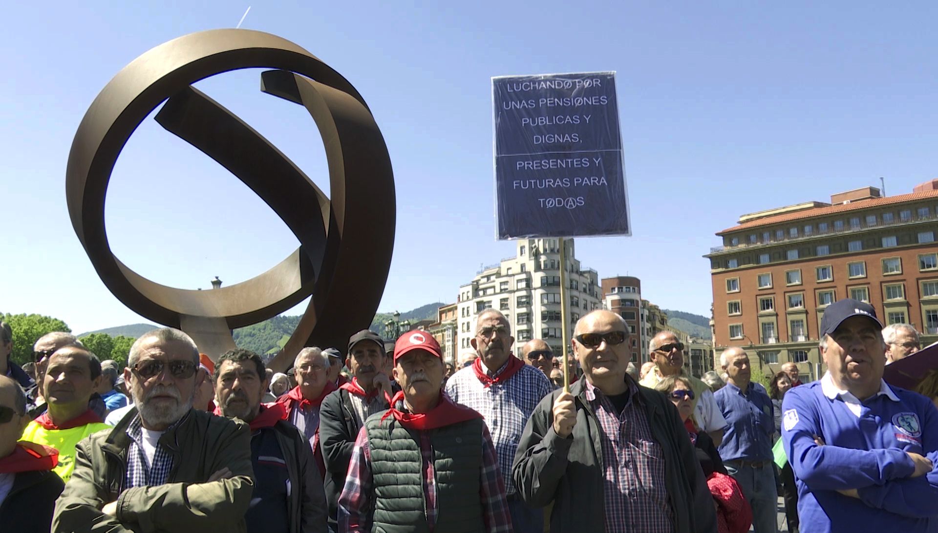 Algunos de los pensionistas concentrados frente a las escalinatas del ayuntamiento de Bilbao durante la manifestación por la defensa de las pensiones 