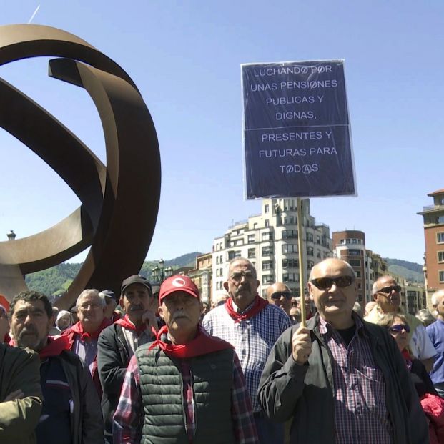 Algunos de los pensionistas concentrados frente a las escalinatas del ayuntamiento de Bilbao durante la manifestación por la defensa de las pensiones 