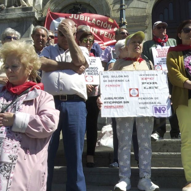 EuropaPress 2130822 Algunos de los pensionistas concentrados en las escalinatas del ayuntamiento de Bilbao durante la manifestación por la defensa de las pensiones 