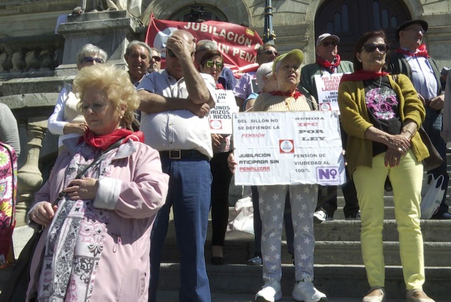 EuropaPress 2130822 Algunos de los pensionistas concentrados en las escalinatas del ayuntamiento de Bilbao durante la manifestación por la defensa de las pensiones 