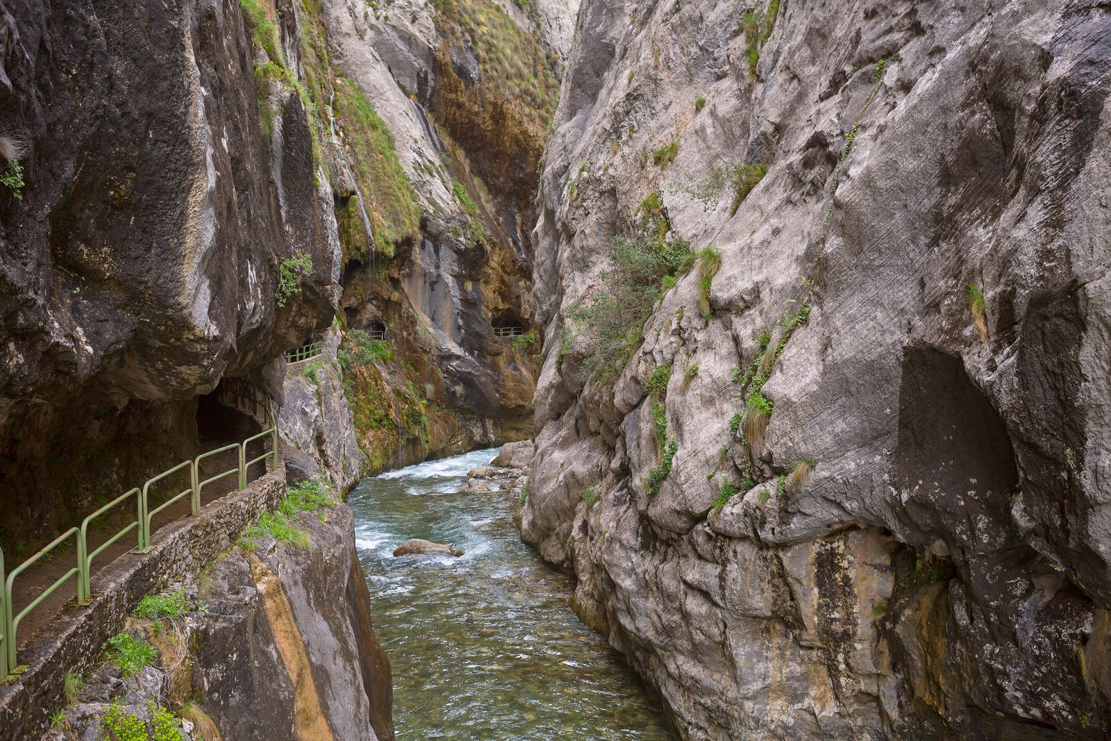 Recorremos los desfiladeros más bellos de España: Garganta del Cares