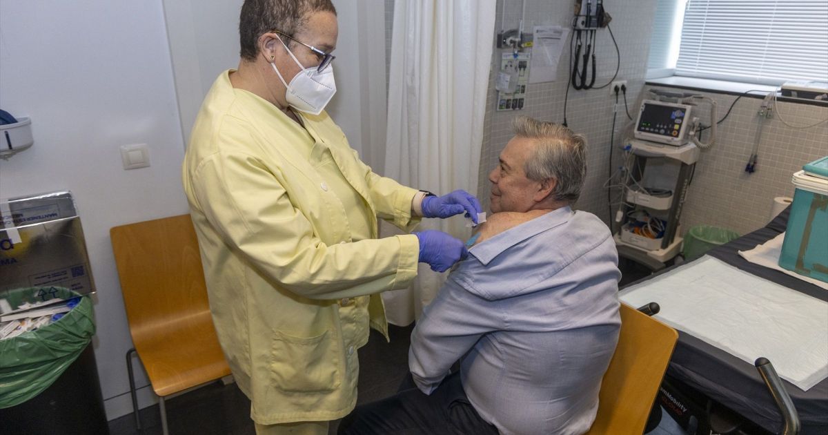 Campaña de vacunación 2026-2027 frente a gripe y Covid en Galicia: fecha de comienzo - 65 y más