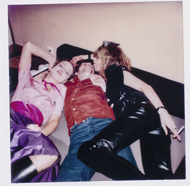 Ron Wood entre su entonces novia, Jo Karslake (futura Jo Wood), a su derecha, y Jerry Hall, pareja de Mick Jagger desde 1977