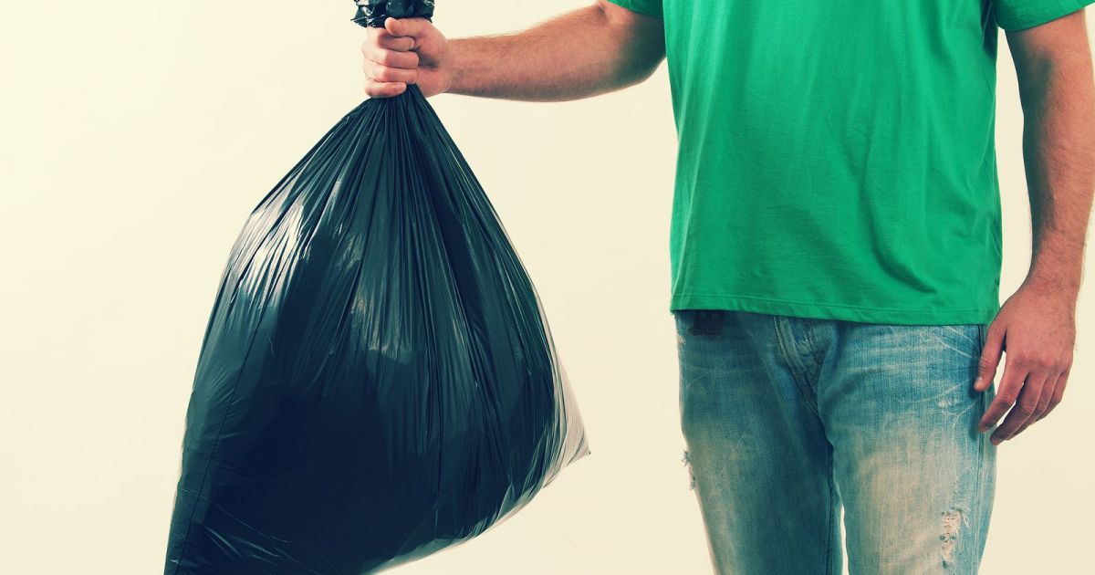 Qué hacer si un vecino deja bolsas de basura en el pasillo