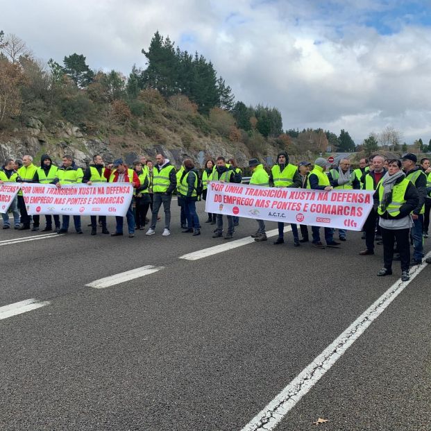 EuropaPress 2532623 Transportistas del carbón cortan durante unos 20 minutos la autovía A 6 en Guitiriz (Lugo) 