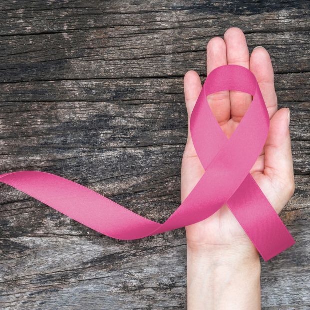 ¿Cuáles son los síntomas del cáncer de mama más frecuentes en personas mayores?