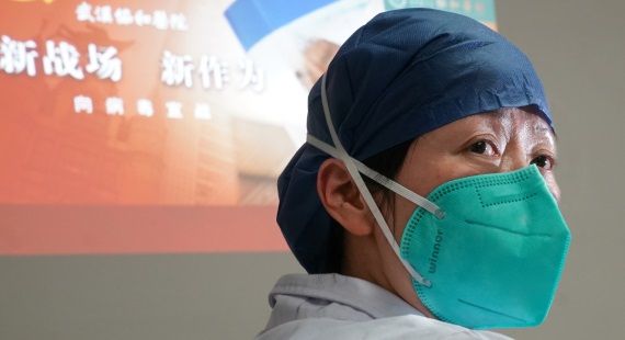 La médico respiratoria Zhou Qiong que se ha incorporado a un grupo médico para luchar contra el brote de la neumonía causada por un nuevo tipo de coronavirus 