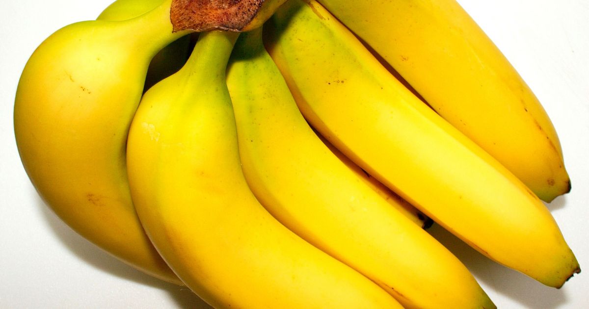 ¿Se deben guardar los plátanos en la nevera para que duren más?