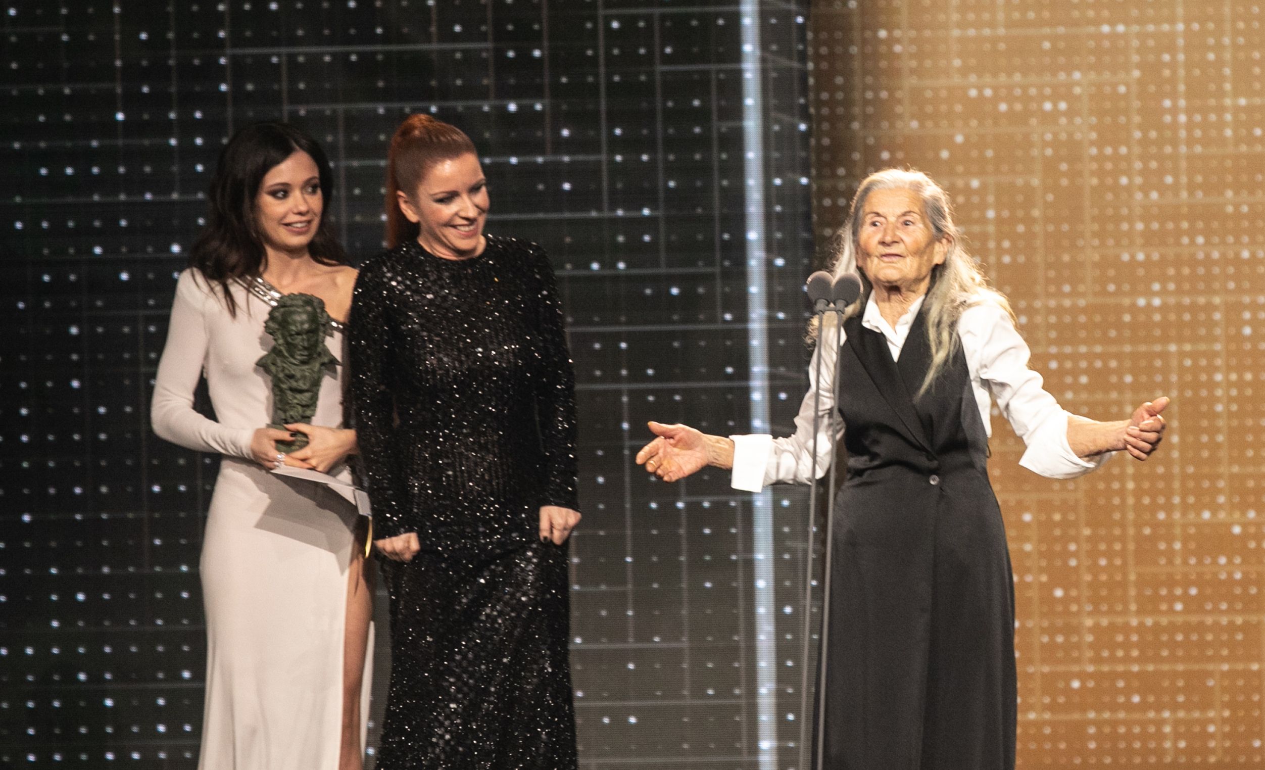 Las actrices Anna Castillo y Eva Llorach entregan el premio a la mejor actriz revelación a Benedicta Sánchez por Lo que arde durante la XXXIV edición de los Premios Goya en Málaga (Andalucía España) a 25 de enero d