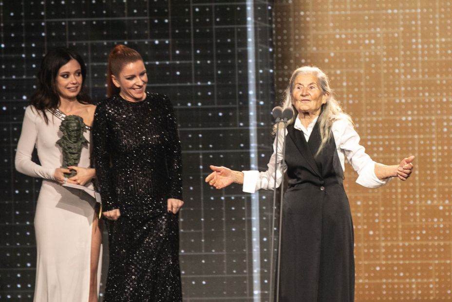 EuropaPress 2612639 Las actrices Anna Castillo y Eva Llorach entregan el premio a la mejor actriz revelación a Benedicta Sánchez por Lo que arde durante la XXXIV edición de los Premios Goya en Málaga (Andalucía España) a 25 de enero d