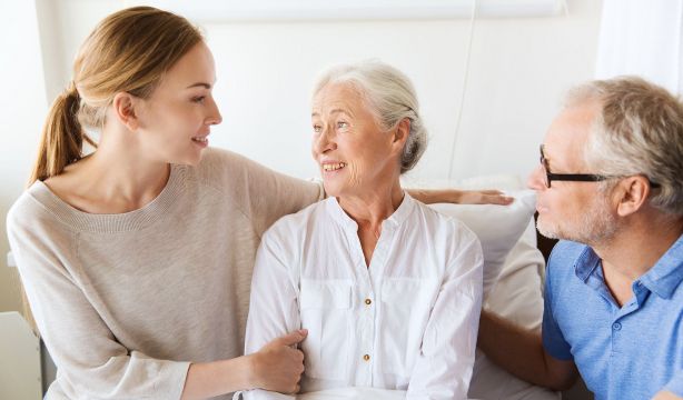 El Imserso busca familias cuidadoras de personas con demencia para un estudio nacional. Fuente: BigStock.