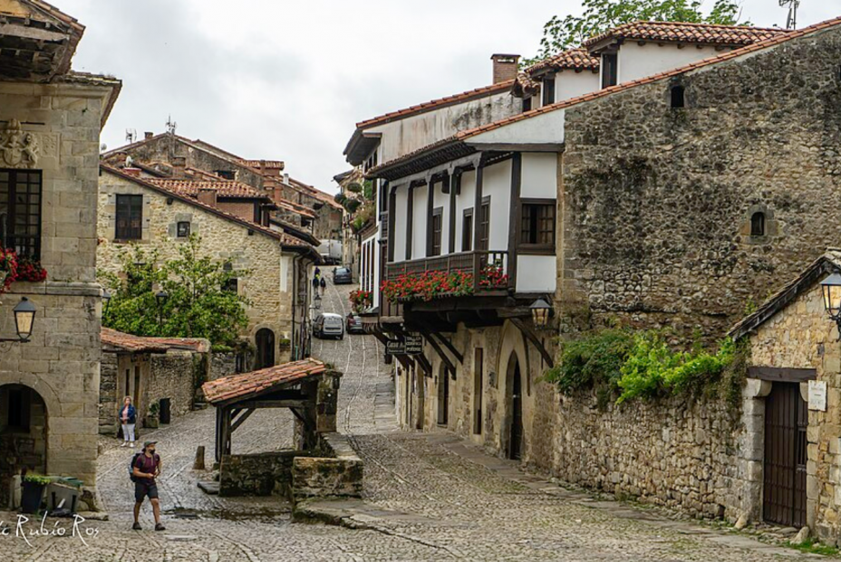 Santillana (Foto: By Enric Rubio Ros from Terrassa, Spain – SANTILLANA)