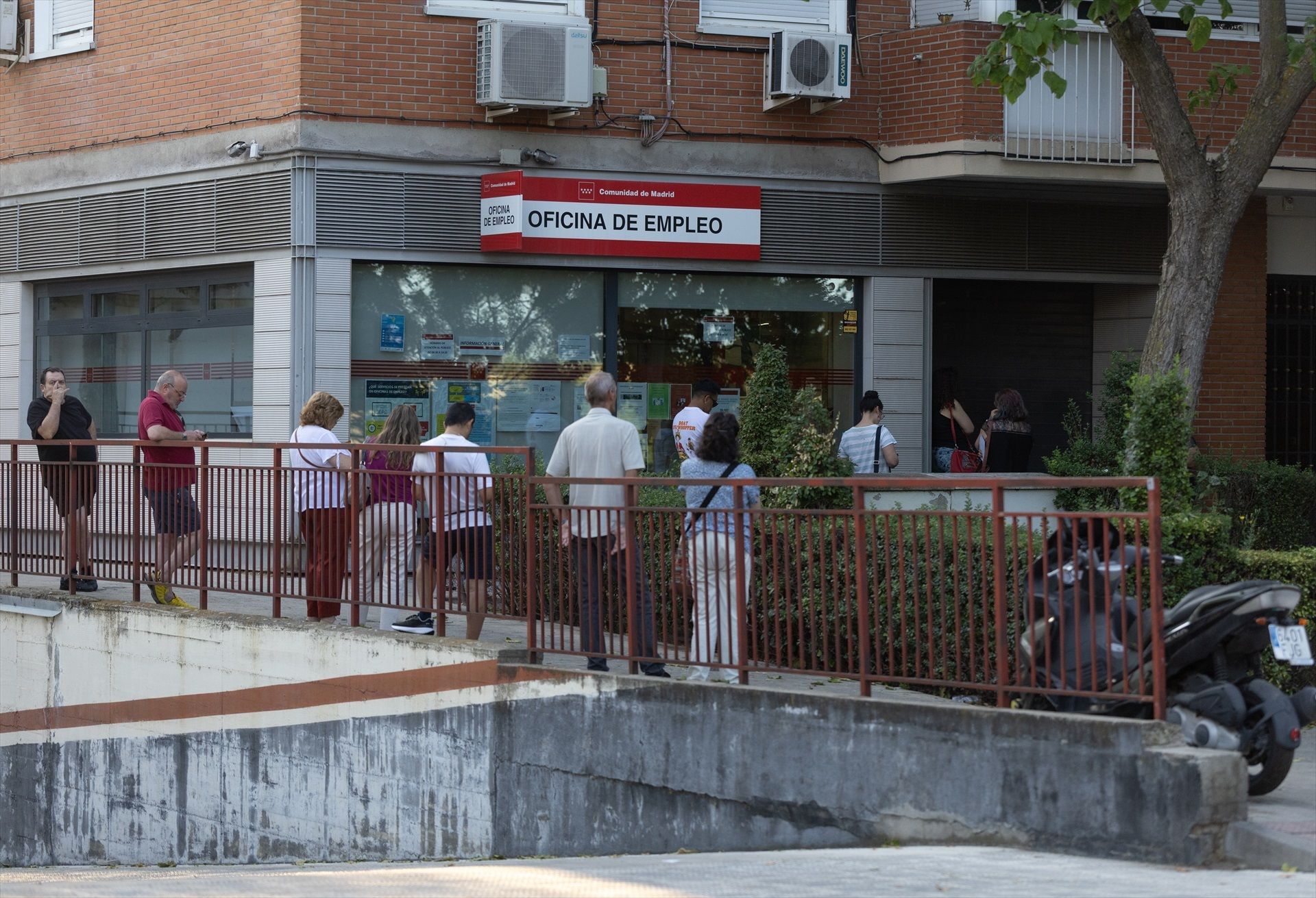 EuropaPress 6890569 varias personas hacen cola oficina sepe agosto 2025 madrid espana paro