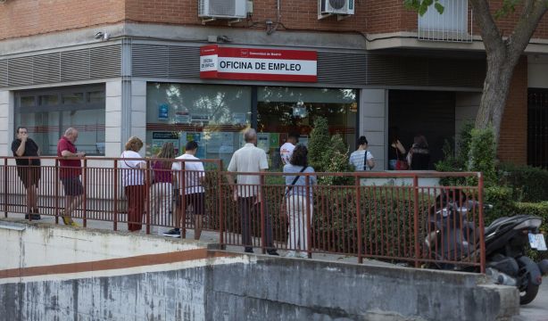 EuropaPress 6890569 varias personas hacen cola oficina sepe agosto 2025 madrid espana paro