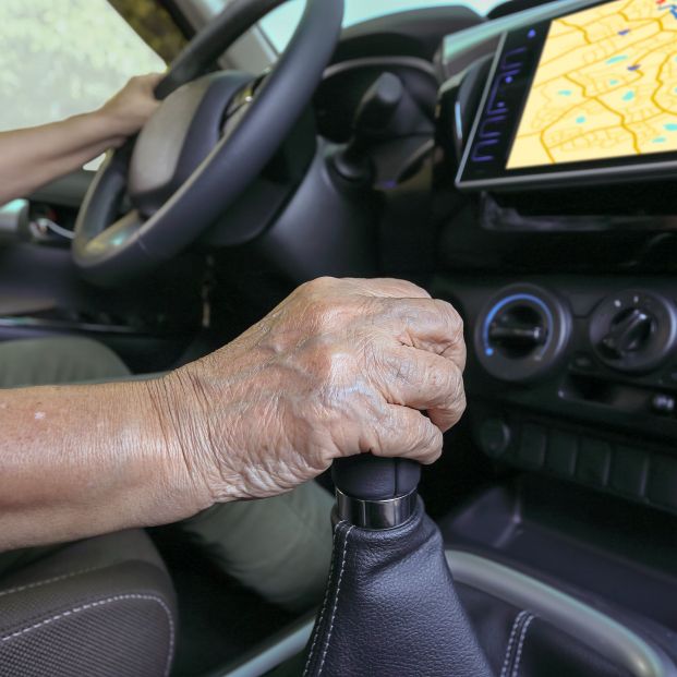 Catalana Occidente y Mutua Madrileña, los seguros de coche que más penalizan a conductores sénior