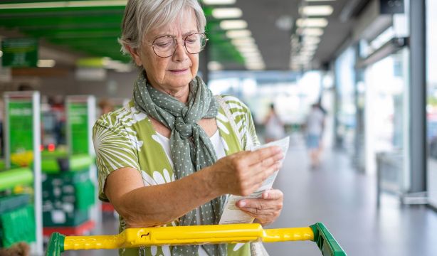 Brecha digital en el súper: "Apostar por el ticket de compra digital excluye a los sénior"