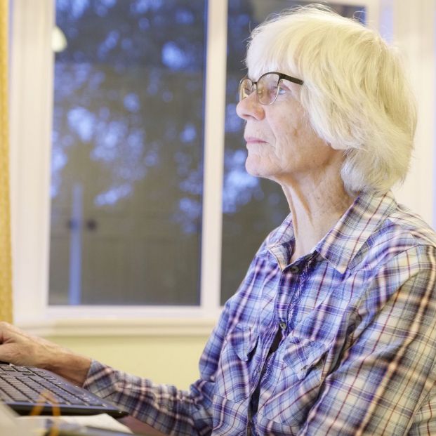 Persona mayor en ordenador