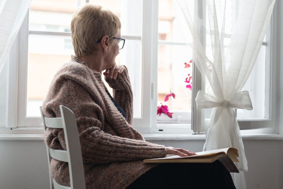 La soledad no deseada reduce la calidad de vida en mayores de 65 años, especialmente en mujeres. Foto: Bigstock.