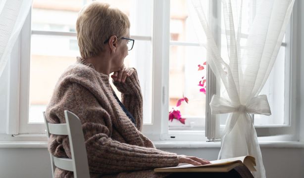 La soledad no deseada reduce la calidad de vida en mayores de 65 años, especialmente en mujeres. Foto: Bigstock.