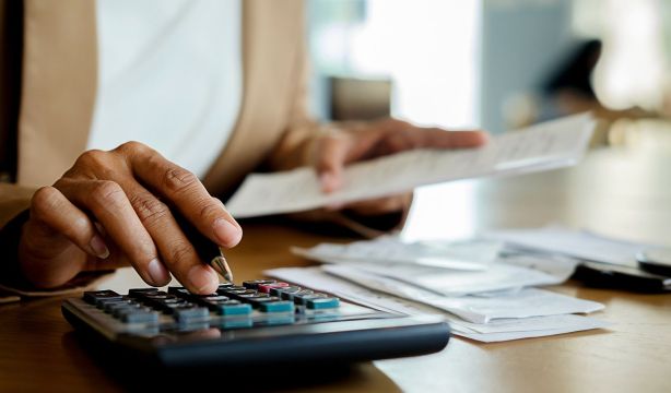 Reunificación de deudas: calcula bien las consecuencias antes de firmar. Foto: Bigstock.