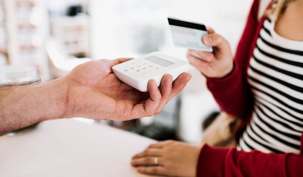 Un especialista lo aclara: ¿es más seguro pagar con el móvil o con la tarjeta de crédito? 