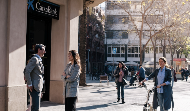 CaixaBank adelanta el pago del desempleo cada mes en su compromiso con la sociedad