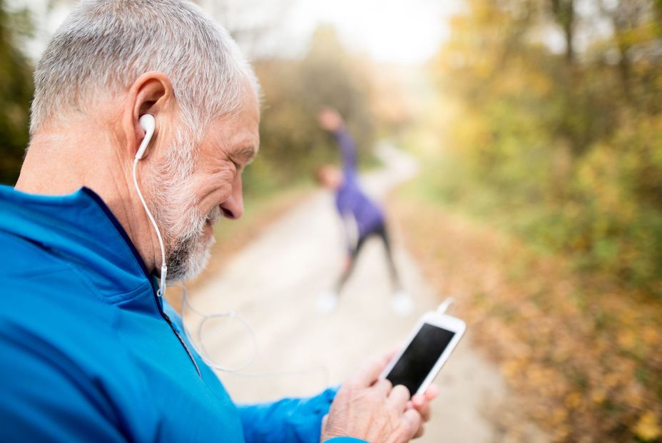Senior eligiendo música para hacer ejercicio (BigStock)