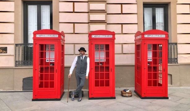 Cabinas literarias al puro estilo londinense: la poesía de Shakespeare o Lorca llega a Vallecas / Fuente: EuropaPress