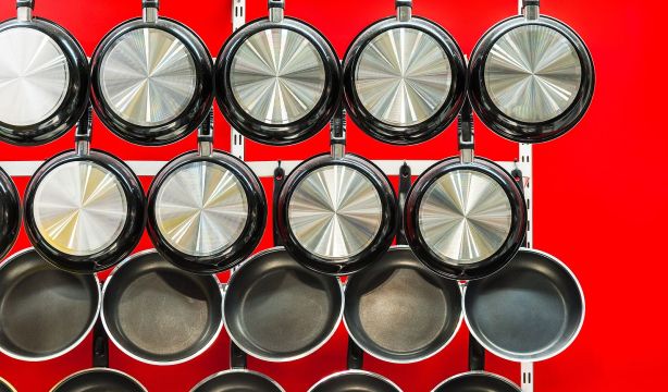 El método viral con tres ingredientes que elimina la grasa más difícil de ollas y sartenes