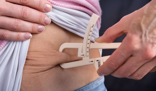 Vinculan la pérdida sostenida de grasa visceral con una mejor función cognitiva a largo plazo