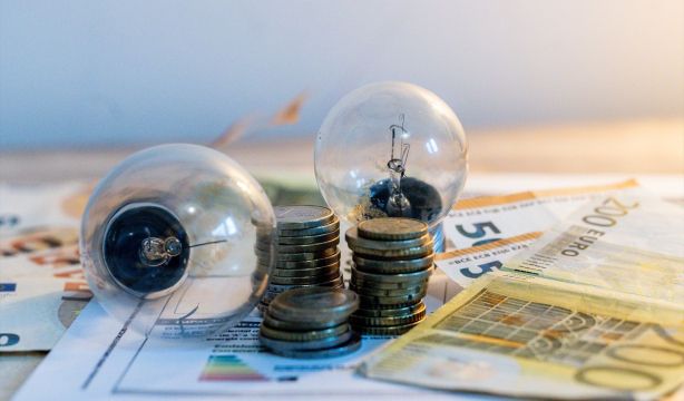 El recibo de la luz cae un 14% en abril, pero el riesgo de subidas sigue latente