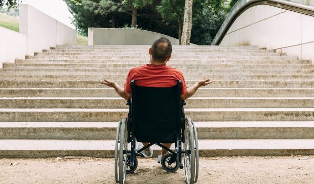 El 97% de los edificios en España mantiene barreras que limitan la accesibilidad. Foto: Bigstock.