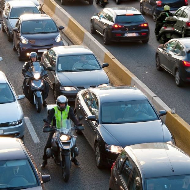 Imagen de archivo de coches y motocicletas en un atasco 