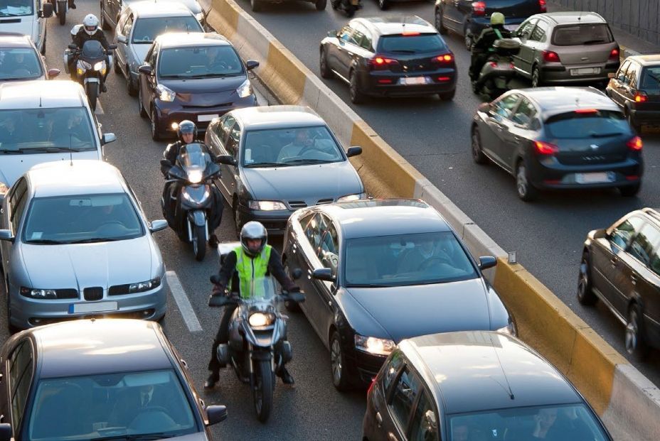 Imagen de archivo de coches y motocicletas en un atasco 